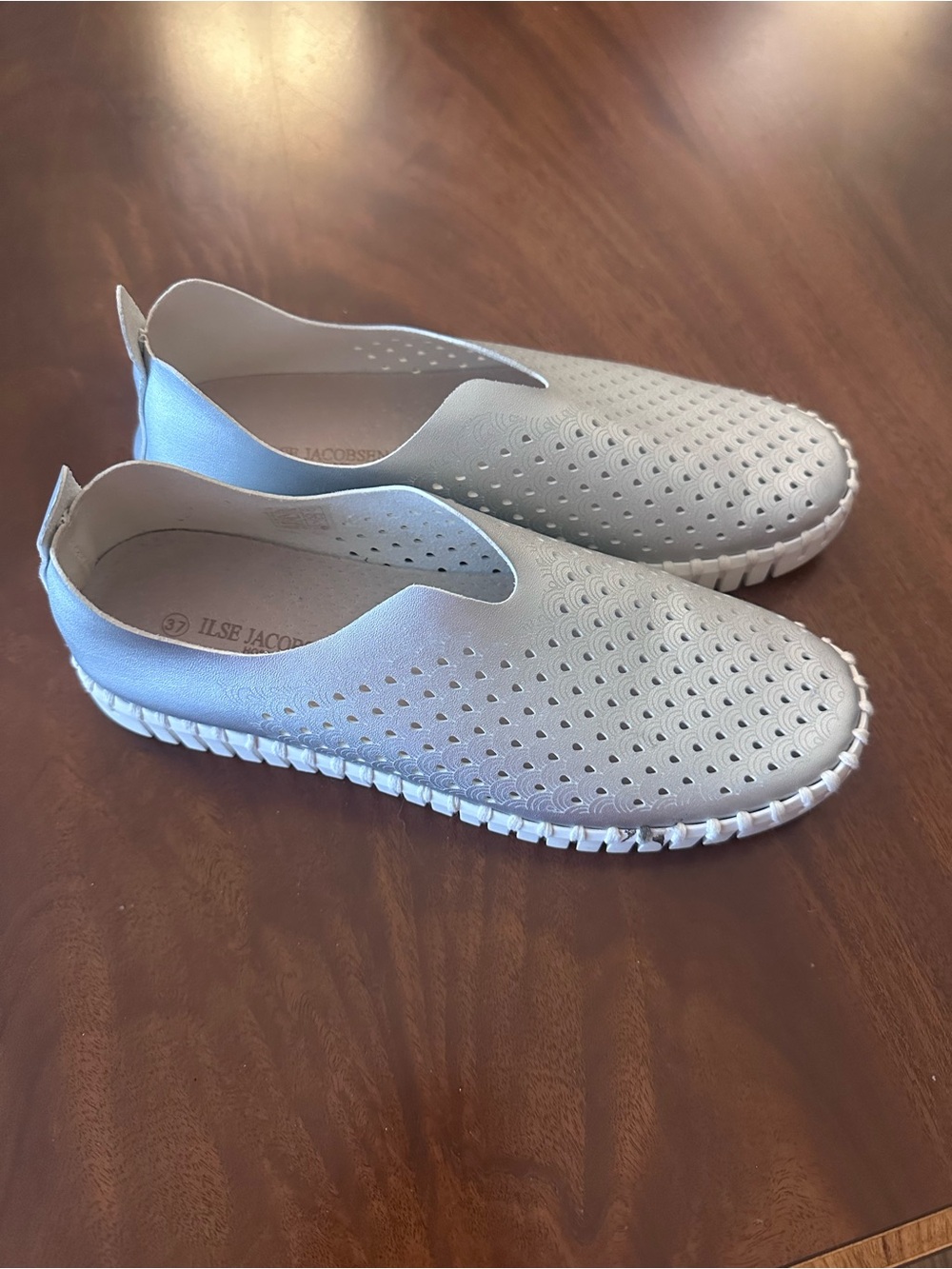 Ilse Jacobsen Tulip slip-on sneaker in metallic silver size 37
